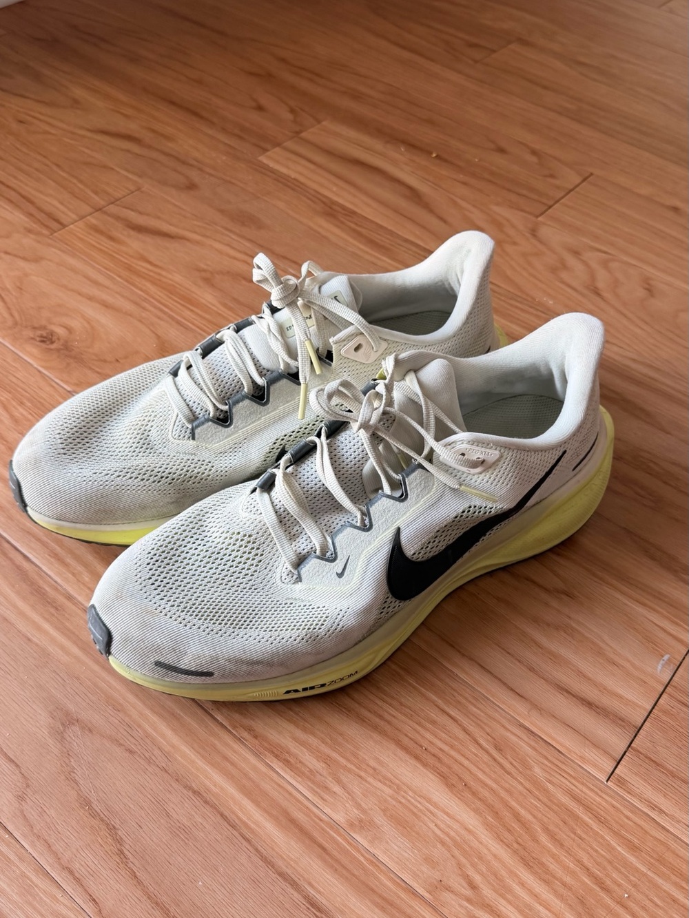 Nike men's White and Yellow Athletic Running Shoes with Black Swoosh - Picture 1 of 4